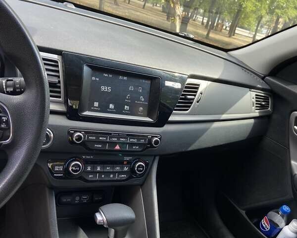 Киа Niro 2017 в Кривом Роге на Automoto.ua Белый Киа Niro, объемом двигателя 1.59 л и пробегом 170 тыс. км за 15000 $, фото 9 на Automoto.ua