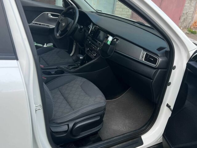 Белый Киа Niro, объемом двигателя 1.6 л и пробегом 105 тыс. км за 15300 $, фото 10 на Automoto.ua