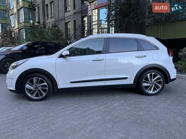 Белый Киа Niro, объемом двигателя 1.58 л и пробегом 147 тыс. км за 20000 $, фото 1 на Automoto.ua