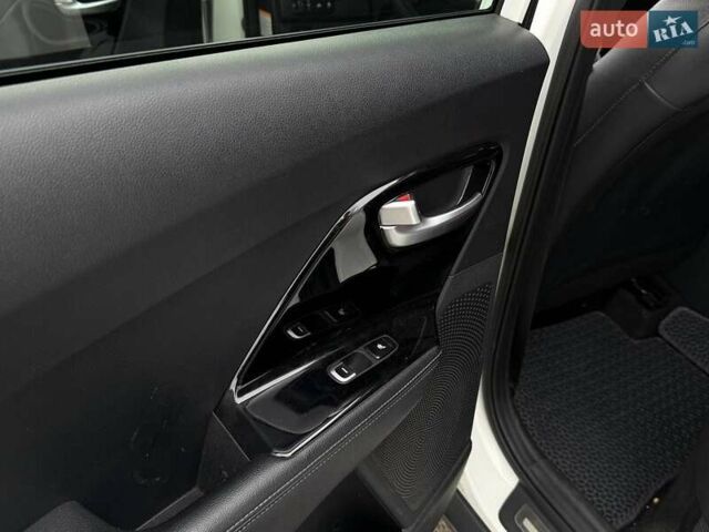 Белый Киа Niro, объемом двигателя 1.58 л и пробегом 195 тыс. км за 14990 $, фото 6 на Automoto.ua