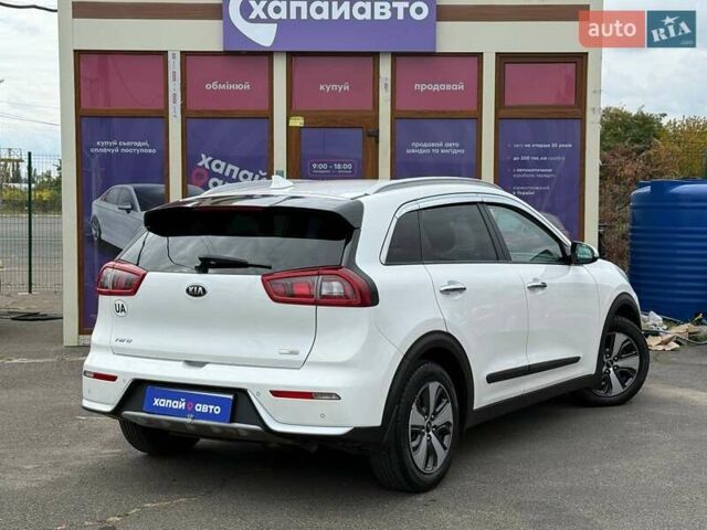 Белый Киа Niro, объемом двигателя 1.58 л и пробегом 195 тыс. км за 14990 $, фото 3 на Automoto.ua