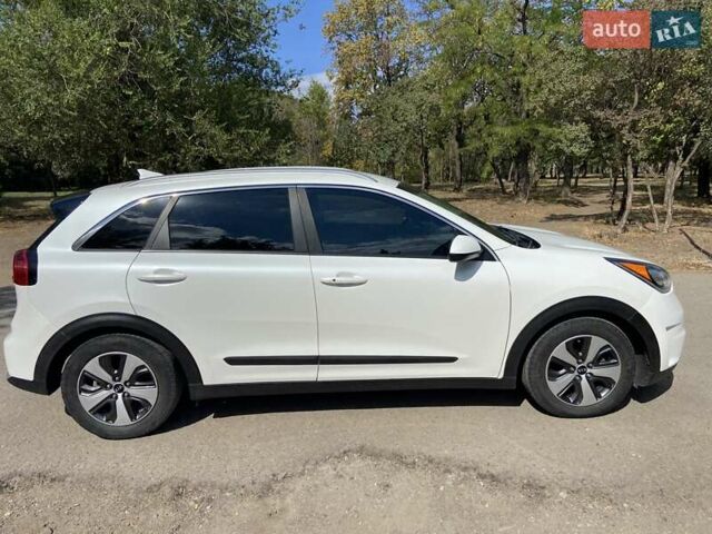 Киа Niro 2017 в Кривом Роге на Automoto.ua Белый Киа Niro, объемом двигателя 1.59 л и пробегом 170 тыс. км за 15000 $, фото 2 на Automoto.ua