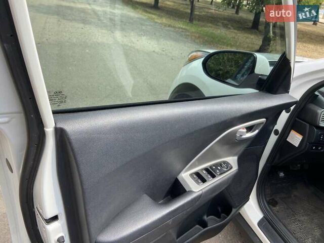 Киа Niro 2017 в Кривом Роге на Automoto.ua Белый Киа Niro, объемом двигателя 1.59 л и пробегом 170 тыс. км за 15000 $, фото 10 на Automoto.ua