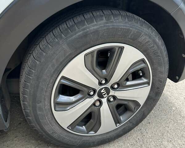 Киа Niro 2017 в Кривом Роге на Automoto.ua Белый Киа Niro, объемом двигателя 1.59 л и пробегом 170 тыс. км за 15000 $, фото 20 на Automoto.ua