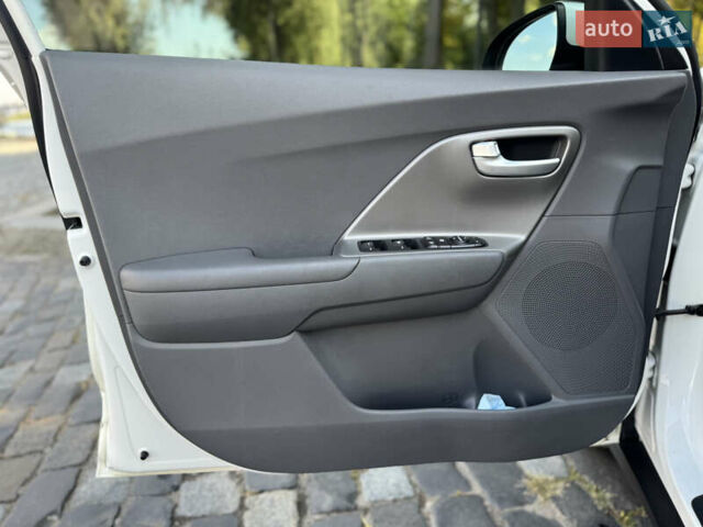 Белый Киа Niro, объемом двигателя 1.6 л и пробегом 160 тыс. км за 15400 $, фото 28 на Automoto.ua