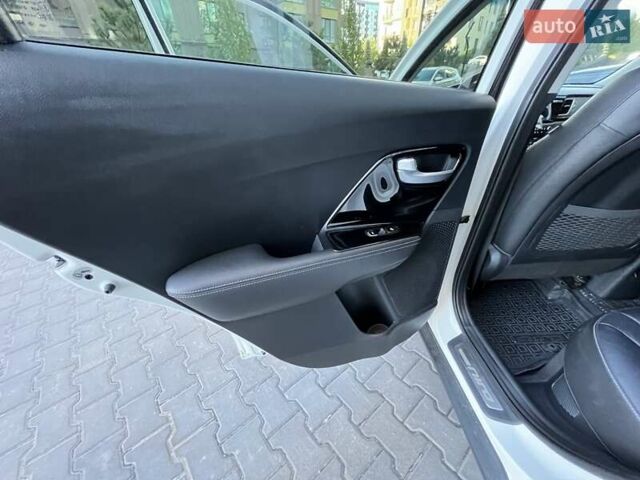 Белый Киа Niro, объемом двигателя 1.58 л и пробегом 147 тыс. км за 20000 $, фото 39 на Automoto.ua