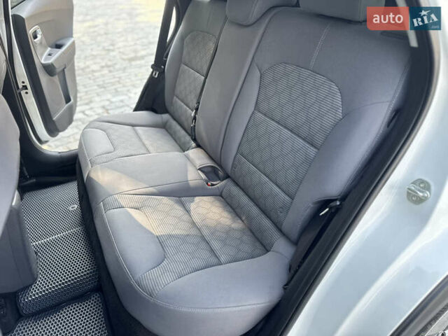 Белый Киа Niro, объемом двигателя 1.6 л и пробегом 160 тыс. км за 15400 $, фото 52 на Automoto.ua