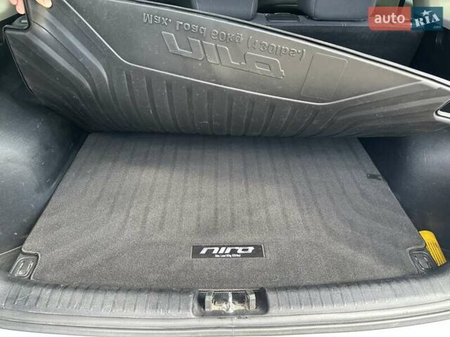 Киа Niro 2017 в Кривом Роге на Automoto.ua Белый Киа Niro, объемом двигателя 1.59 л и пробегом 170 тыс. км за 15000 $, фото 15 на Automoto.ua