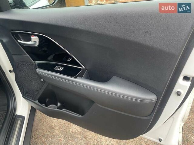 Білий Кіа Niro, об'ємом двигуна 1.58 л та пробігом 147 тис. км за 17400 $, фото 20 на Automoto.ua