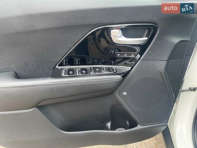 Білий Кіа Niro, об'ємом двигуна 1.58 л та пробігом 147 тис. км за 17400 $, фото 22 на Automoto.ua