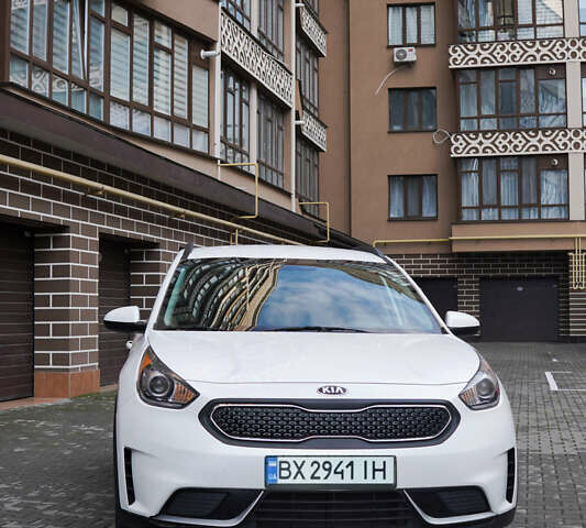 Белый Киа Niro, объемом двигателя 1.58 л и пробегом 325 тыс. км за 13000 $, фото 2 на Automoto.ua