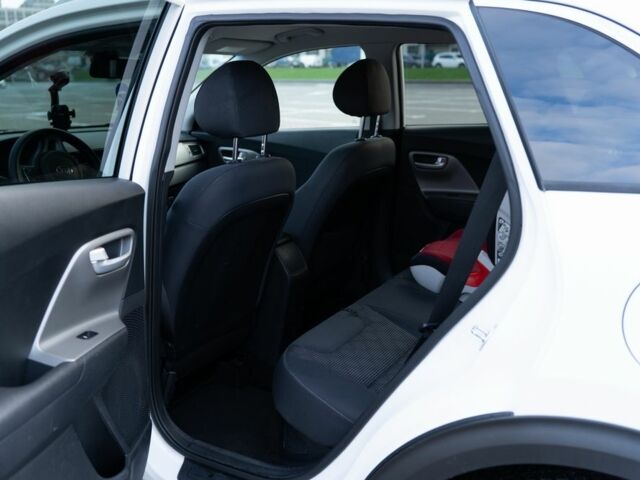 Белый Киа Niro, объемом двигателя 1.6 л и пробегом 161 тыс. км за 12500 $, фото 5 на Automoto.ua