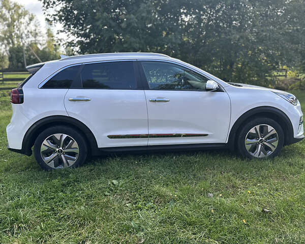 Білий Кіа Niro, об'ємом двигуна 0 л та пробігом 144 тис. км за 17300 $, фото 4 на Automoto.ua