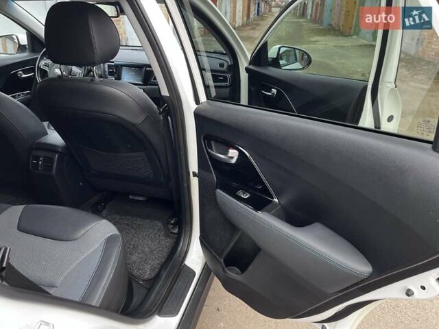 Білий Кіа Niro, об'ємом двигуна 0 л та пробігом 211 тис. км за 16400 $, фото 14 на Automoto.ua
