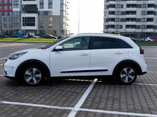 Белый Киа Niro, объемом двигателя 1.6 л и пробегом 161 тыс. км за 12500 $, фото 3 на Automoto.ua