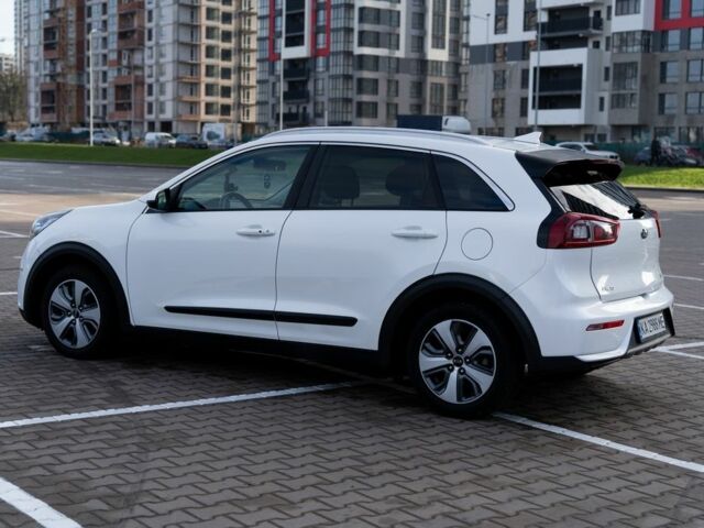 Белый Киа Niro, объемом двигателя 1.6 л и пробегом 161 тыс. км за 12500 $, фото 2 на Automoto.ua
