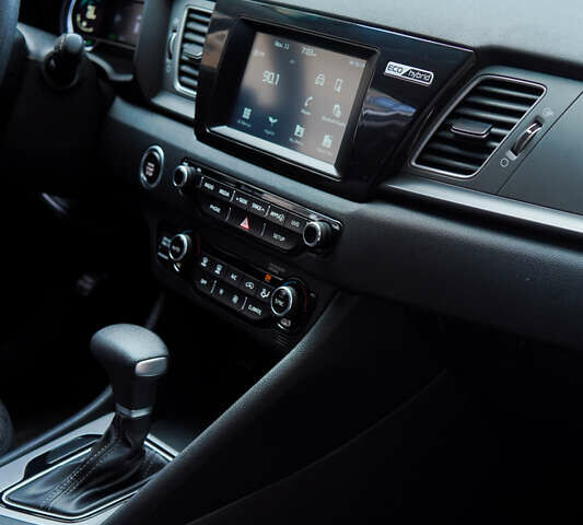 Белый Киа Niro, объемом двигателя 1.58 л и пробегом 325 тыс. км за 11200 $, фото 10 на Automoto.ua