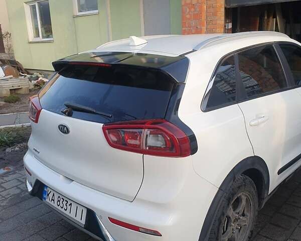Белый Киа Niro, объемом двигателя 1.58 л и пробегом 62 тыс. км за 20100 $, фото 2 на Automoto.ua
