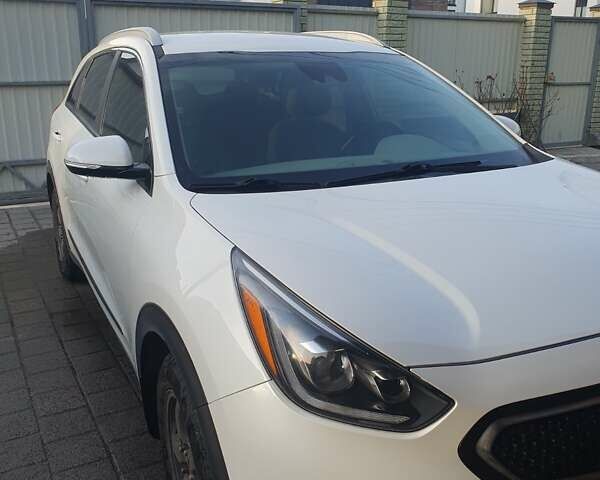 Белый Киа Niro, объемом двигателя 1.58 л и пробегом 62 тыс. км за 20100 $, фото 1 на Automoto.ua