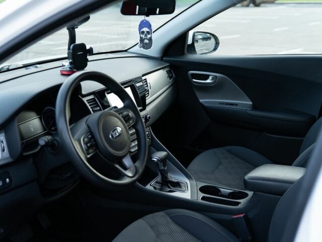 Белый Киа Niro, объемом двигателя 1.6 л и пробегом 161 тыс. км за 12500 $, фото 4 на Automoto.ua