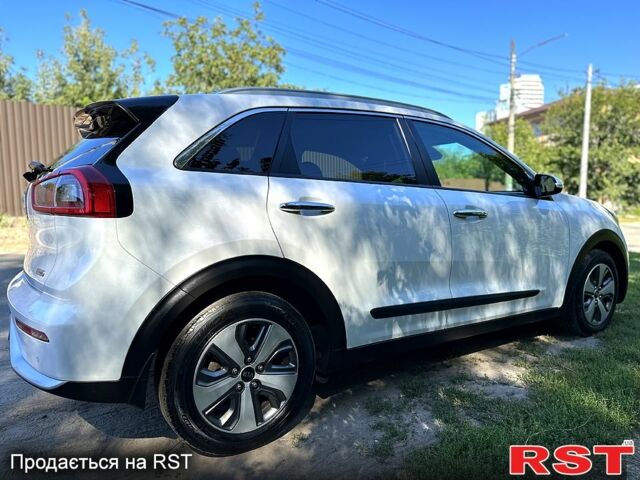 Білий Кіа Niro, об'ємом двигуна 1.6 л та пробігом 128 тис. км за 17500 $, фото 3 на Automoto.ua