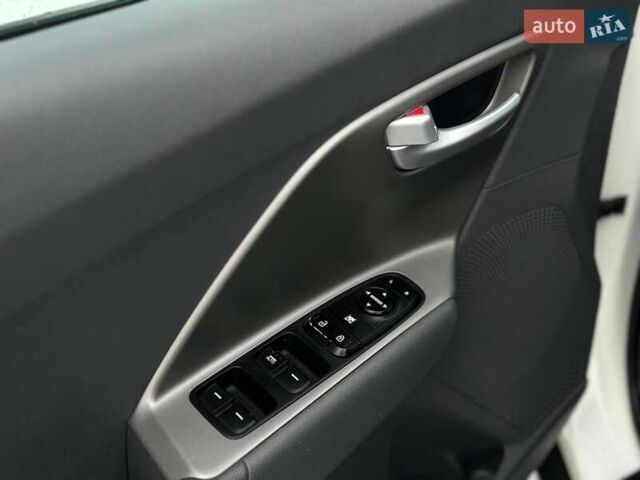 Білий Кіа Niro, об'ємом двигуна 1.58 л та пробігом 134 тис. км за 15999 $, фото 8 на Automoto.ua