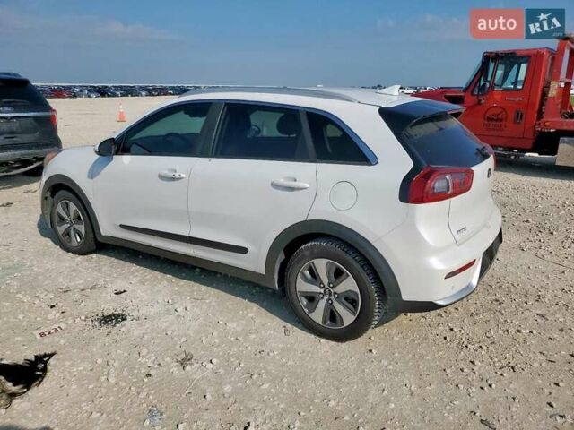Белый Киа Niro, объемом двигателя 1.58 л и пробегом 160 тыс. км за 3100 $, фото 1 на Automoto.ua
