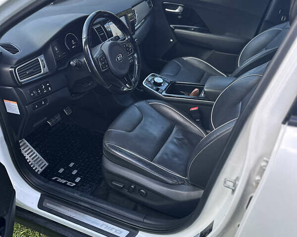 Білий Кіа Niro, об'ємом двигуна 0 л та пробігом 144 тис. км за 17300 $, фото 5 на Automoto.ua