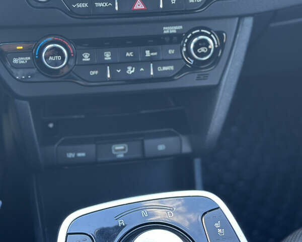 Білий Кіа Niro, об'ємом двигуна 0 л та пробігом 144 тис. км за 17300 $, фото 12 на Automoto.ua