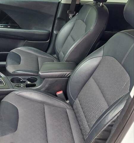 Білий Кіа Niro, об'ємом двигуна 1.58 л та пробігом 182 тис. км за 19200 $, фото 12 на Automoto.ua