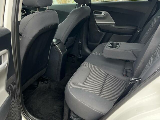 Белый Киа Niro, объемом двигателя 1.6 л и пробегом 184 тыс. км за 15500 $, фото 9 на Automoto.ua