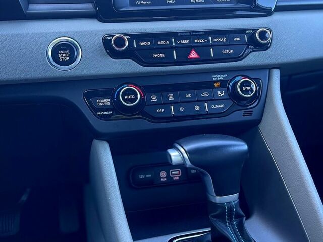 Білий Кіа Niro, об'ємом двигуна 1.6 л та пробігом 104 тис. км за 18200 $, фото 5 на Automoto.ua