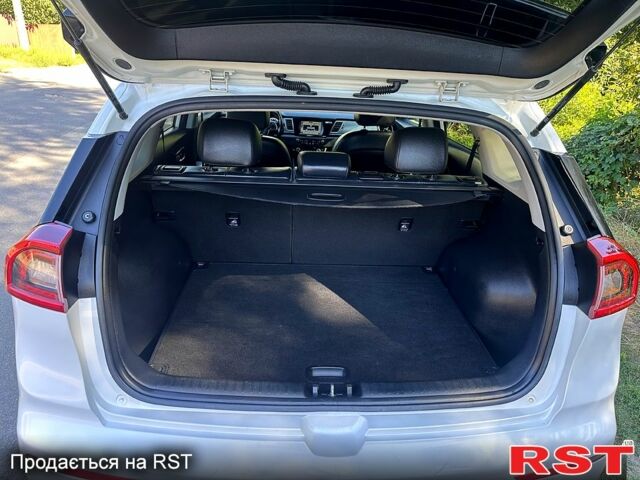 Білий Кіа Niro, об'ємом двигуна 1.6 л та пробігом 128 тис. км за 17500 $, фото 7 на Automoto.ua
