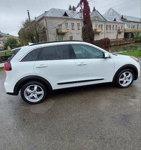 Білий Кіа Niro, об'ємом двигуна 1.58 л та пробігом 182 тис. км за 19200 $, фото 5 на Automoto.ua