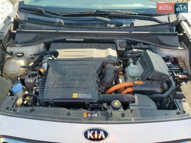 Белый Киа Niro, объемом двигателя 1.58 л и пробегом 160 тыс. км за 3100 $, фото 10 на Automoto.ua