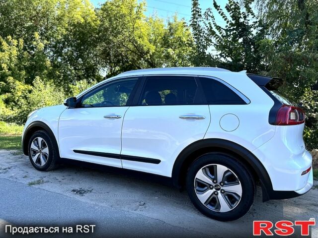 Білий Кіа Niro, об'ємом двигуна 1.6 л та пробігом 128 тис. км за 17500 $, фото 2 на Automoto.ua