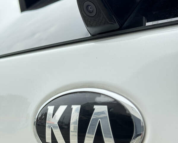 Белый Киа Niro, объемом двигателя 1.58 л и пробегом 325 тыс. км за 11200 $, фото 3 на Automoto.ua