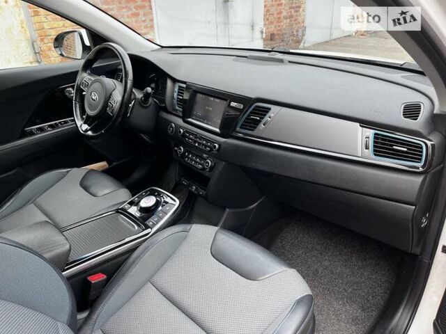 Білий Кіа Niro, об'ємом двигуна 0 л та пробігом 211 тис. км за 16400 $, фото 11 на Automoto.ua