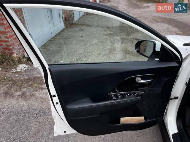 Білий Кіа Niro, об'ємом двигуна 0 л та пробігом 211 тис. км за 16400 $, фото 5 на Automoto.ua