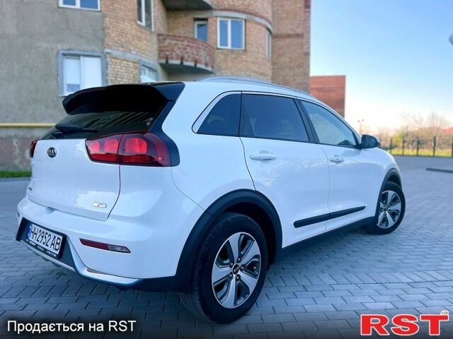 Білий Кіа Niro, об'ємом двигуна 1.6 л та пробігом 104 тис. км за 18200 $, фото 3 на Automoto.ua