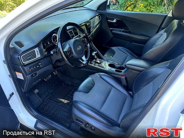 Білий Кіа Niro, об'ємом двигуна 1.6 л та пробігом 128 тис. км за 17500 $, фото 5 на Automoto.ua