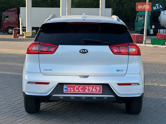 Белый Киа Niro, объемом двигателя 1.58 л и пробегом 164 тыс. км за 15500 $, фото 5 на Automoto.ua