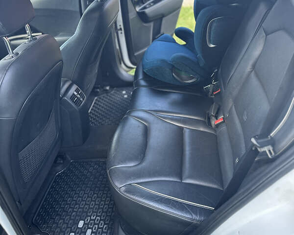 Білий Кіа Niro, об'ємом двигуна 0 л та пробігом 144 тис. км за 17300 $, фото 6 на Automoto.ua