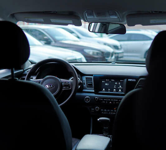 Белый Киа Niro, объемом двигателя 1.58 л и пробегом 325 тыс. км за 13000 $, фото 4 на Automoto.ua