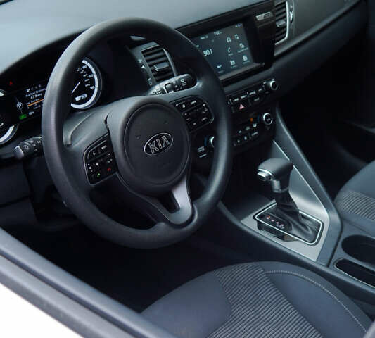 Белый Киа Niro, объемом двигателя 1.58 л и пробегом 325 тыс. км за 11200 $, фото 12 на Automoto.ua