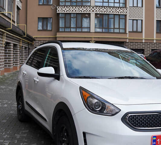 Белый Киа Niro, объемом двигателя 1.58 л и пробегом 325 тыс. км за 11200 $, фото 23 на Automoto.ua