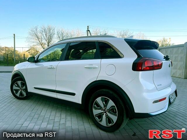 Білий Кіа Niro, об'ємом двигуна 1.6 л та пробігом 104 тис. км за 18200 $, фото 2 на Automoto.ua