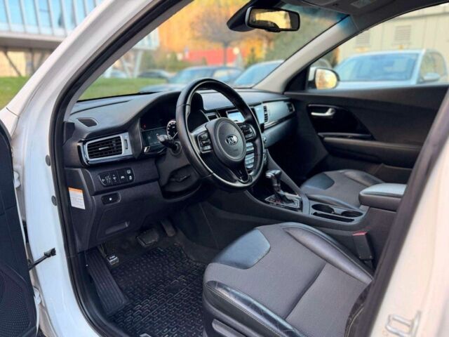 Білий Кіа Niro, об'ємом двигуна 1.6 л та пробігом 101 тис. км за 9000 $, фото 8 на Automoto.ua