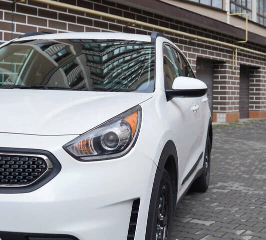 Белый Киа Niro, объемом двигателя 1.58 л и пробегом 325 тыс. км за 13000 $, фото 18 на Automoto.ua