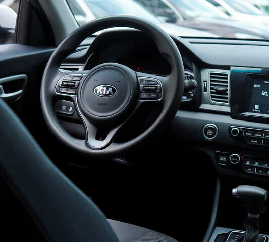 Белый Киа Niro, объемом двигателя 1.58 л и пробегом 325 тыс. км за 11200 $, фото 9 на Automoto.ua